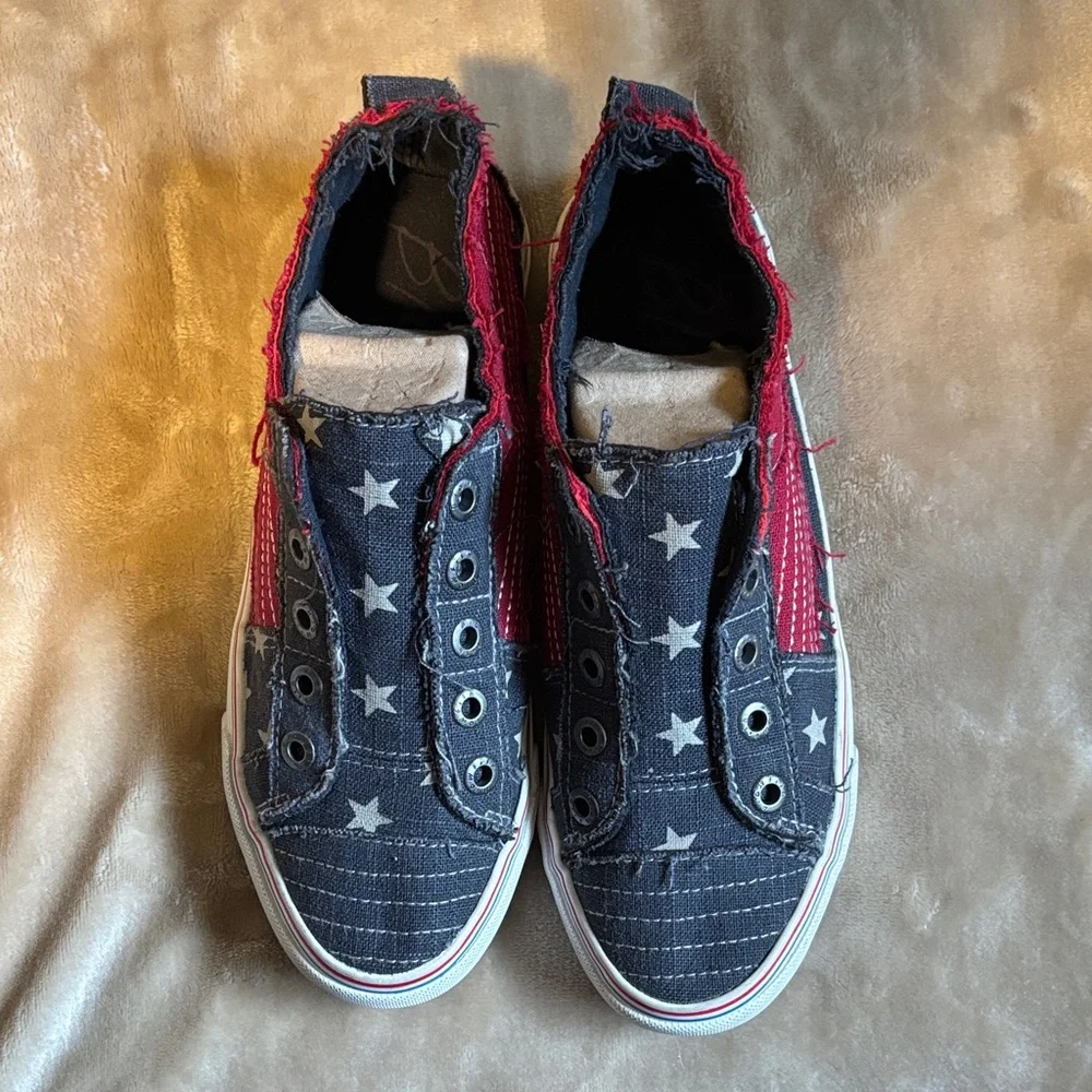 Women's Star Pattern Sneakers - Red and Gray - Picture 4 of 4